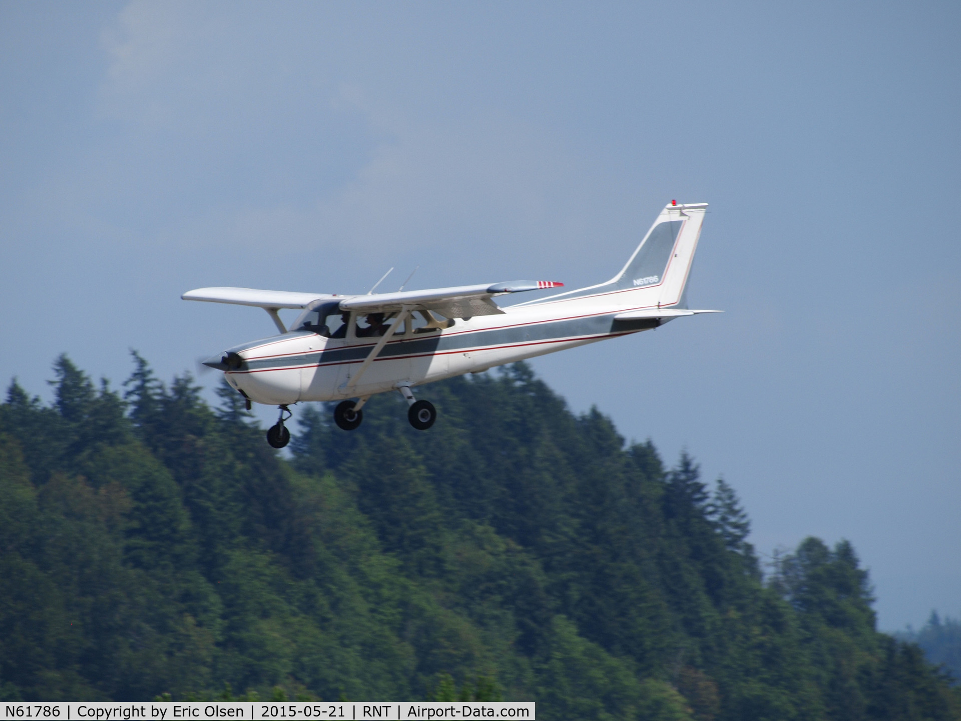 N61786, 1975 Cessna 172M C/N 17264800, 1975 Cessna 172M coming into RNT.