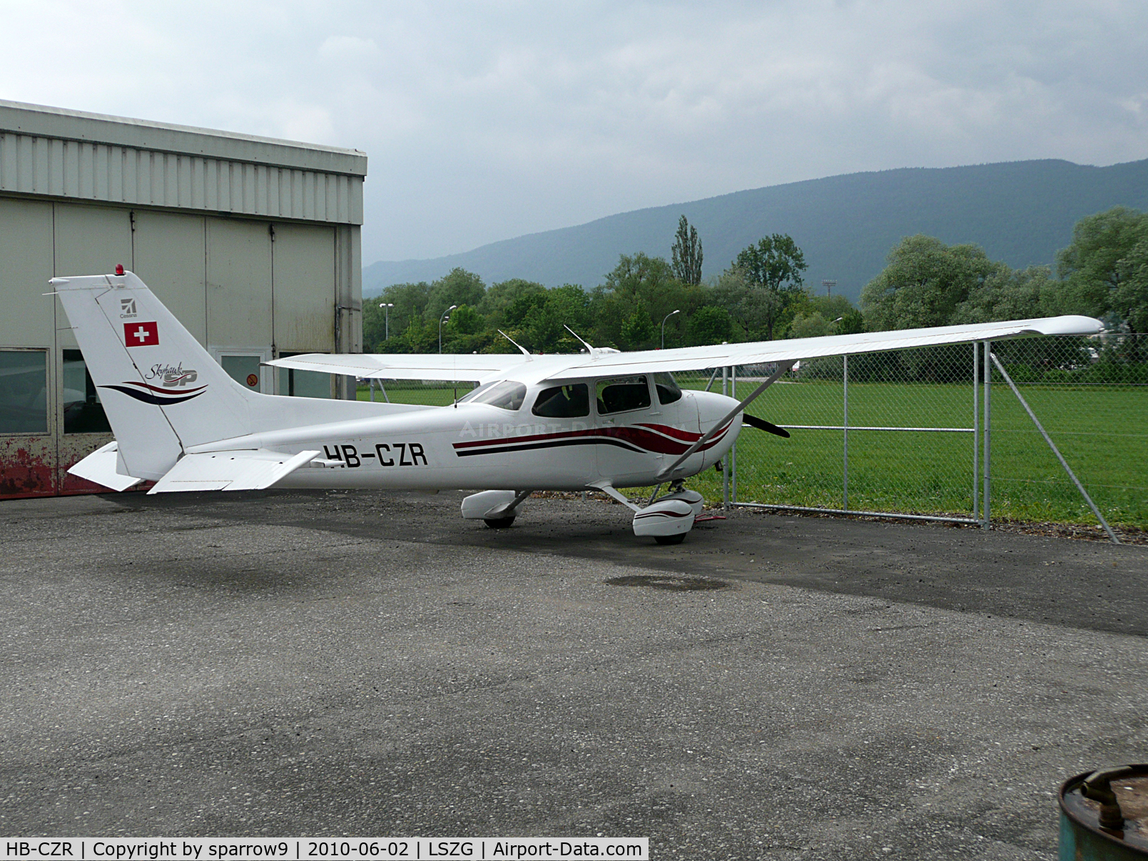 HB-CZR, 2000 Cessna 172S C/N 172S-8499, Waiting for maintenance. HB-registered from 2010-03-04 until 2016-05-13