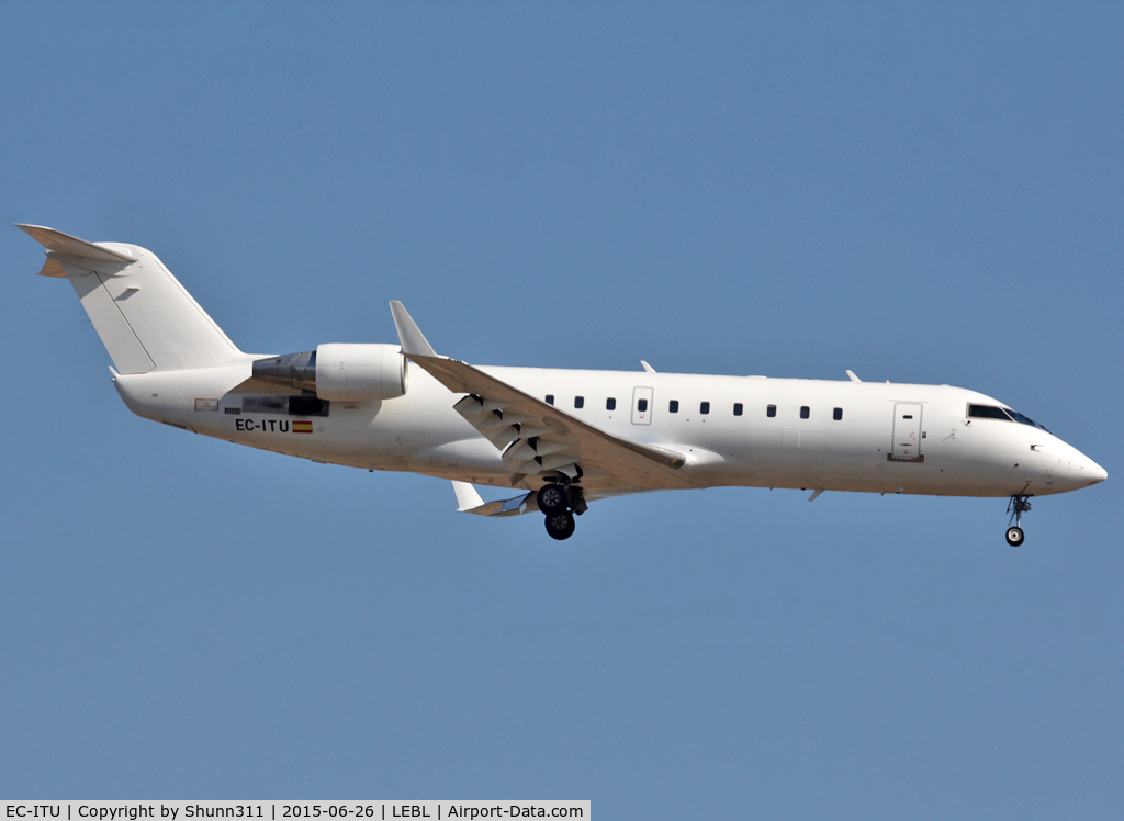 EC-ITU, 2003 Canadair CRJ-200LR (CL-600-2B19) C/N 7866, Landing rwy 25R in all white c/s without titles