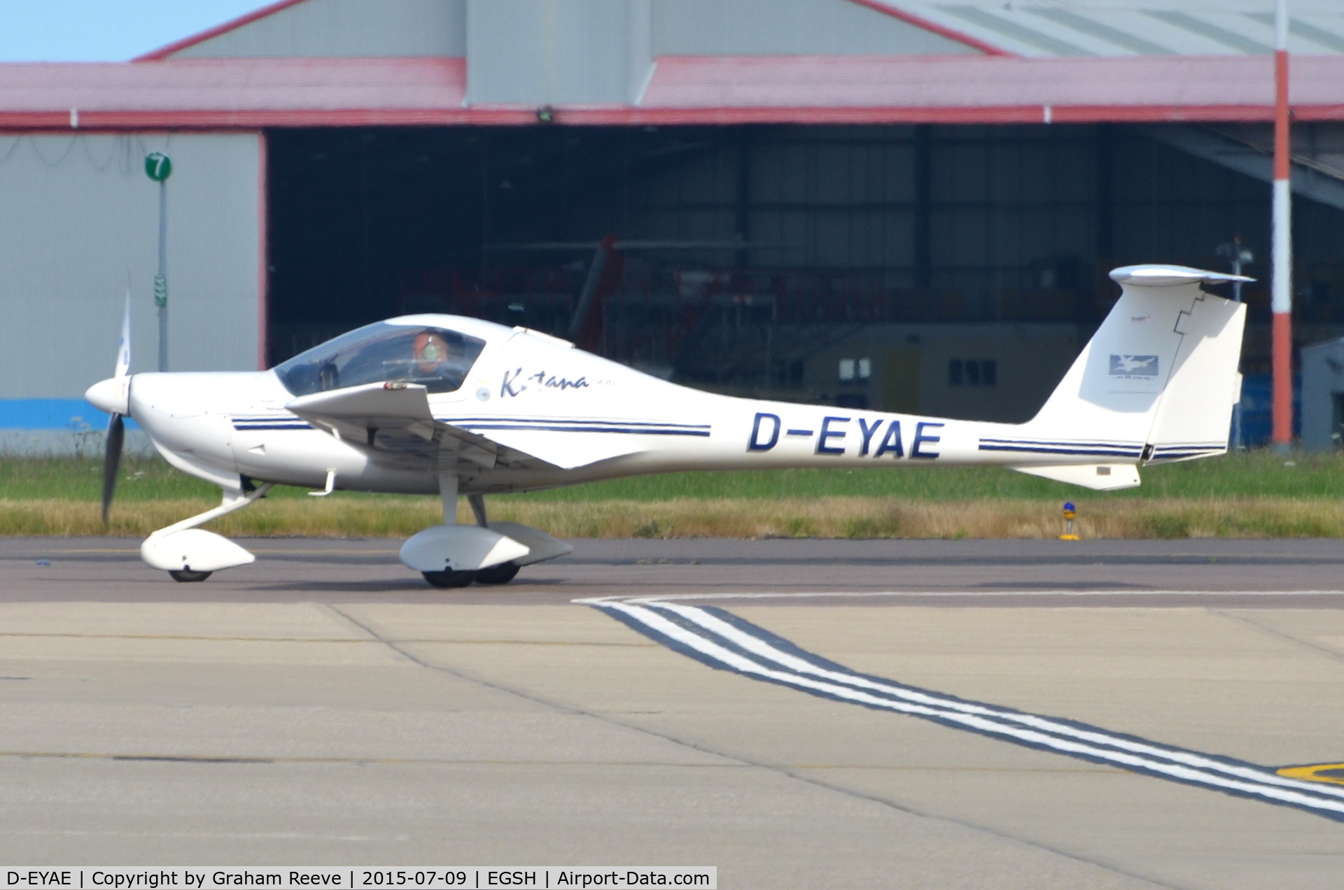 D-EYAE, Diamond DV-20A-1 Katana C/N 10082, Departing from Norwich.