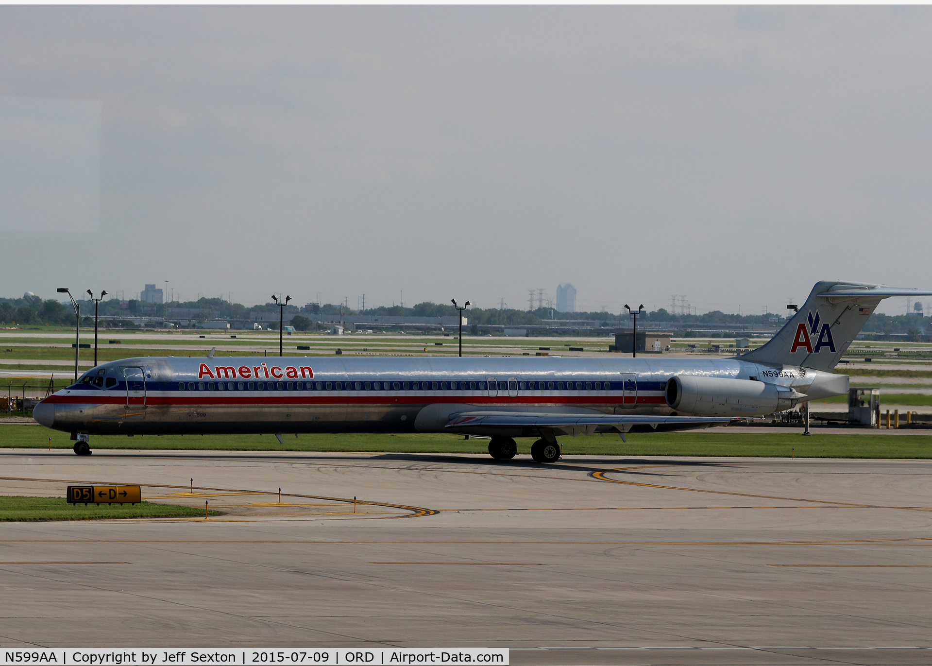 N599AA, 1992 McDonnell Douglas MD-83 (DC-9-83) C/N 53289, Taxiing at ORD