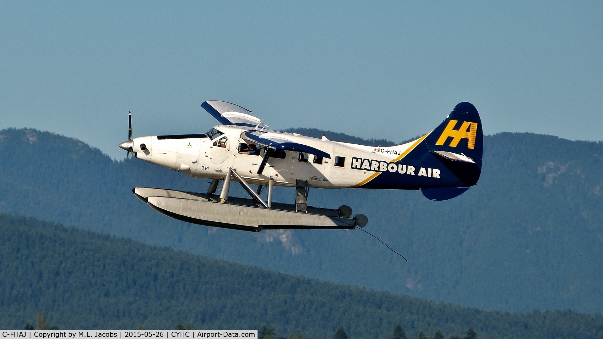 C-FHAJ, 2001 De Havilland Canada DHC-3 Otter C/N 408, Harbour Air #314 early evening departure from Coal Harbour.