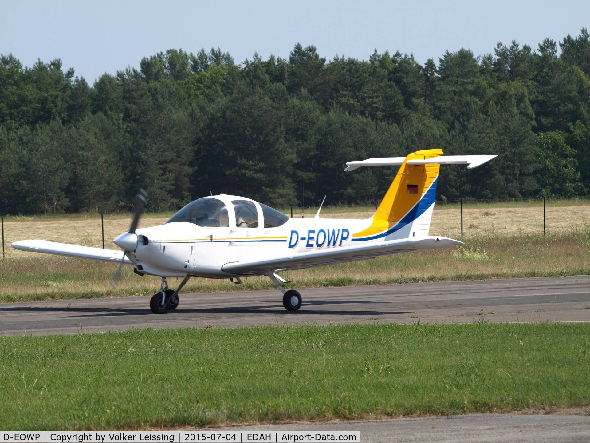 D-EOWP, 1982 Piper PA 38-112 Tomahawk C/N 38-79A0336, taxiing
