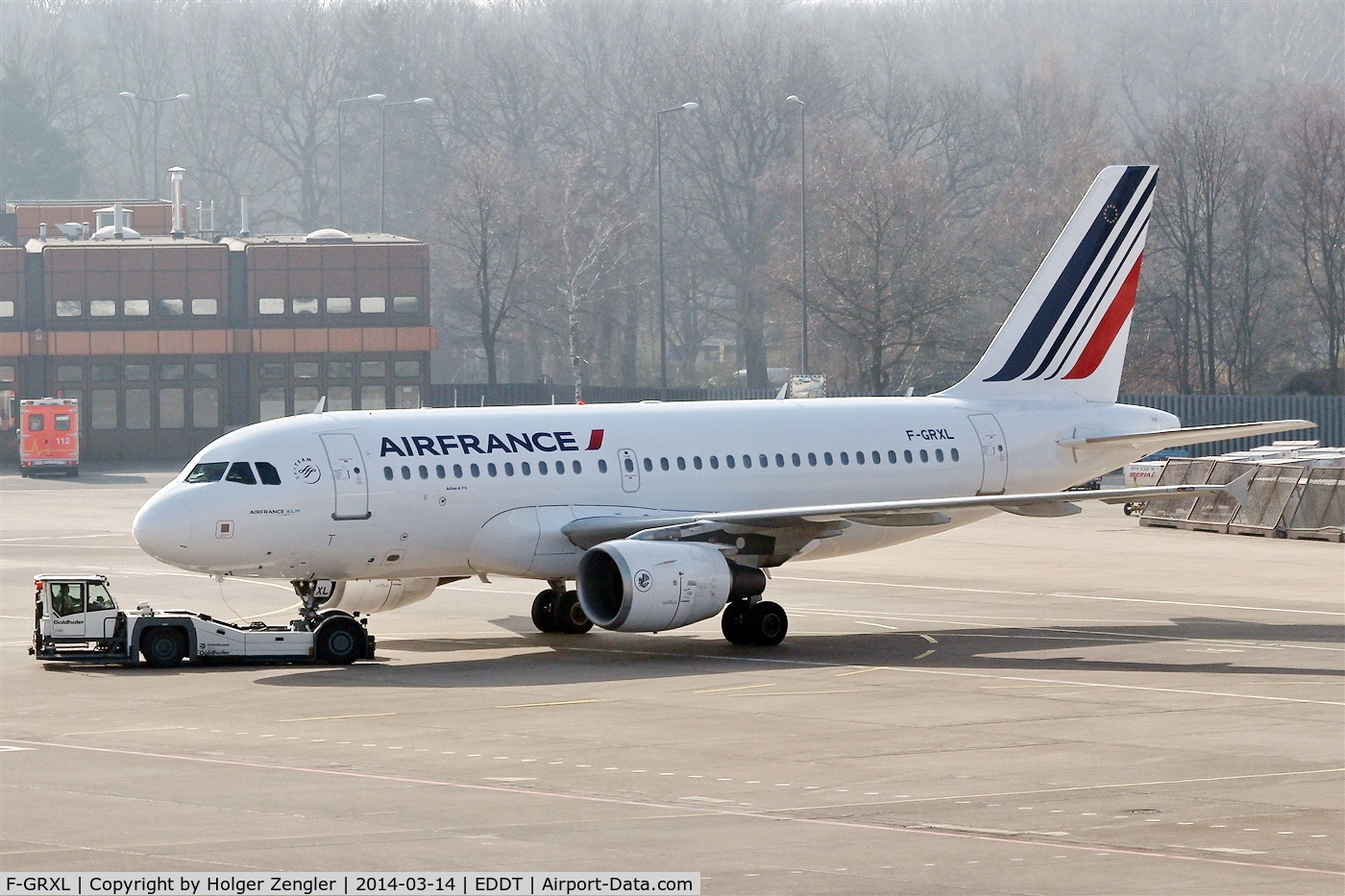 F-GRXL, 2006 Airbus A319-111 C/N 2938, Shuttle to CDG is getting pushed back...