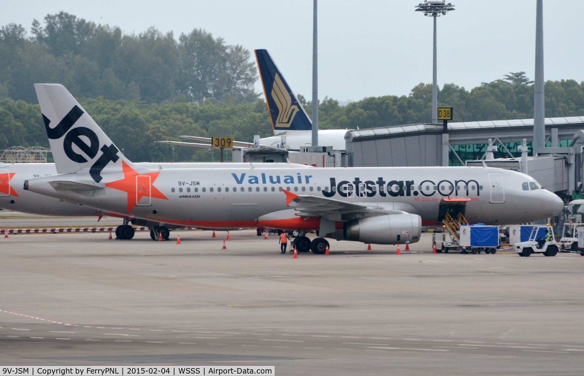 9V-JSM, 2011 Airbus A320-232 C/N 4872, Jetstar Asia A320 at its gate in SIN