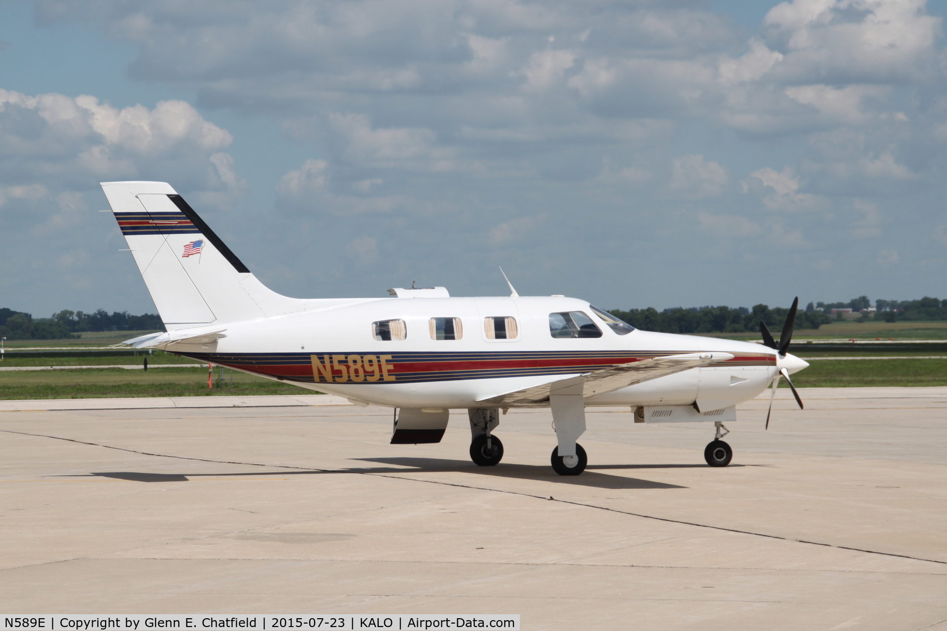 N589E, 1984 Piper PA-46-310P Malibu C/N 46-8408046, preparing for departure
