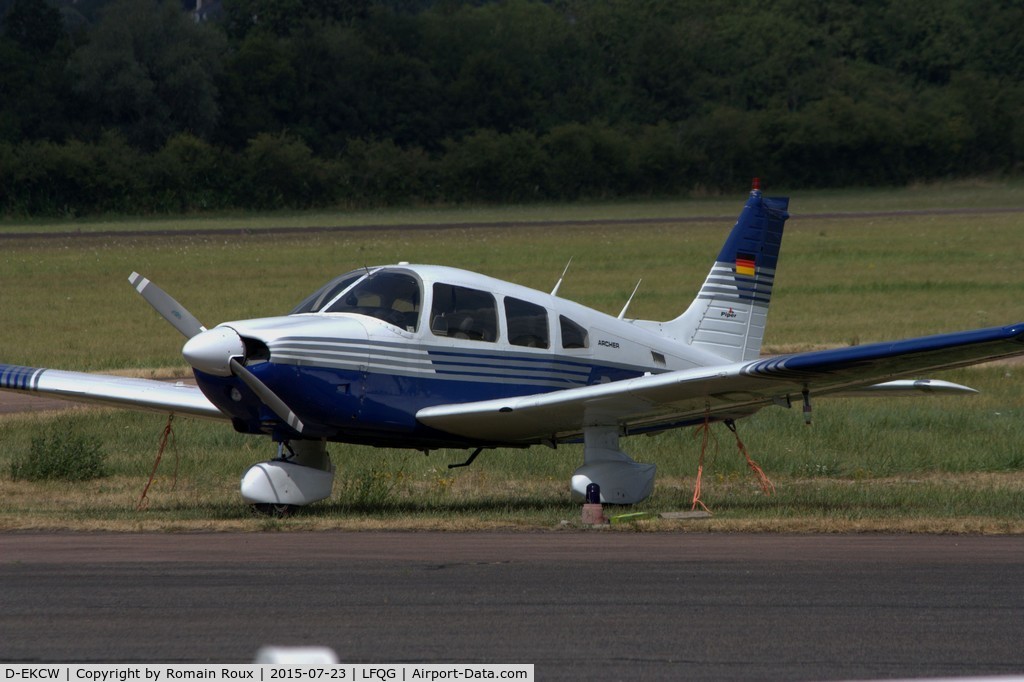 D-EKCW, Piper PA-28-181 Archer C/N 28-8190018, Parked