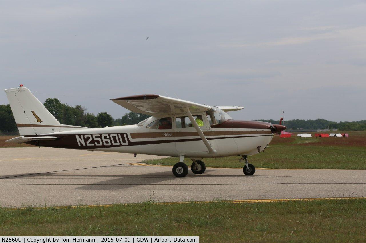 N2560U, 1963 Cessna 172D C/N 17250160, Taxi for take off at Gladwin, Michigan