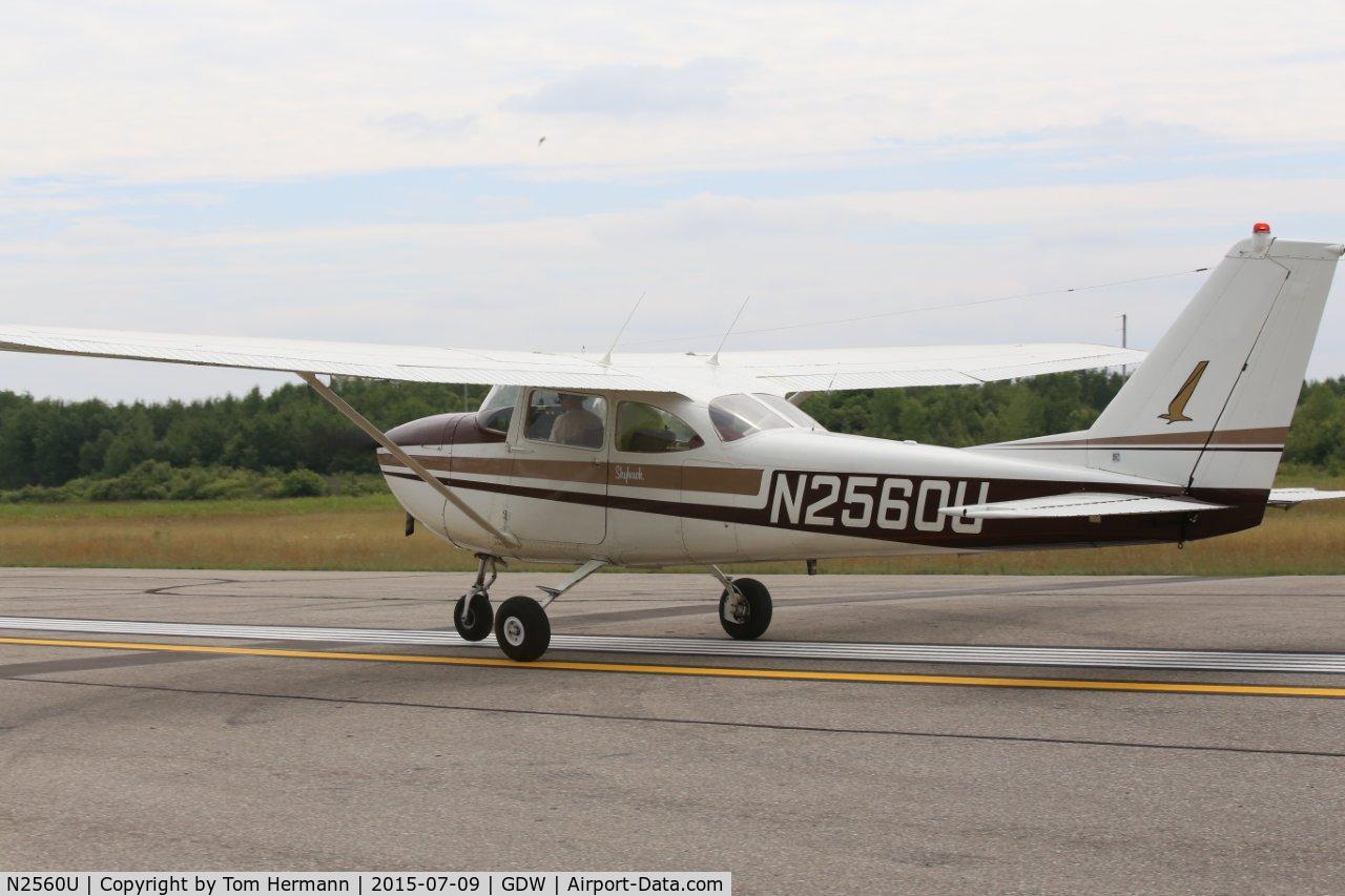 N2560U, 1963 Cessna 172D C/N 17250160, Take off from Rwy 9 Gladwin, Michigan