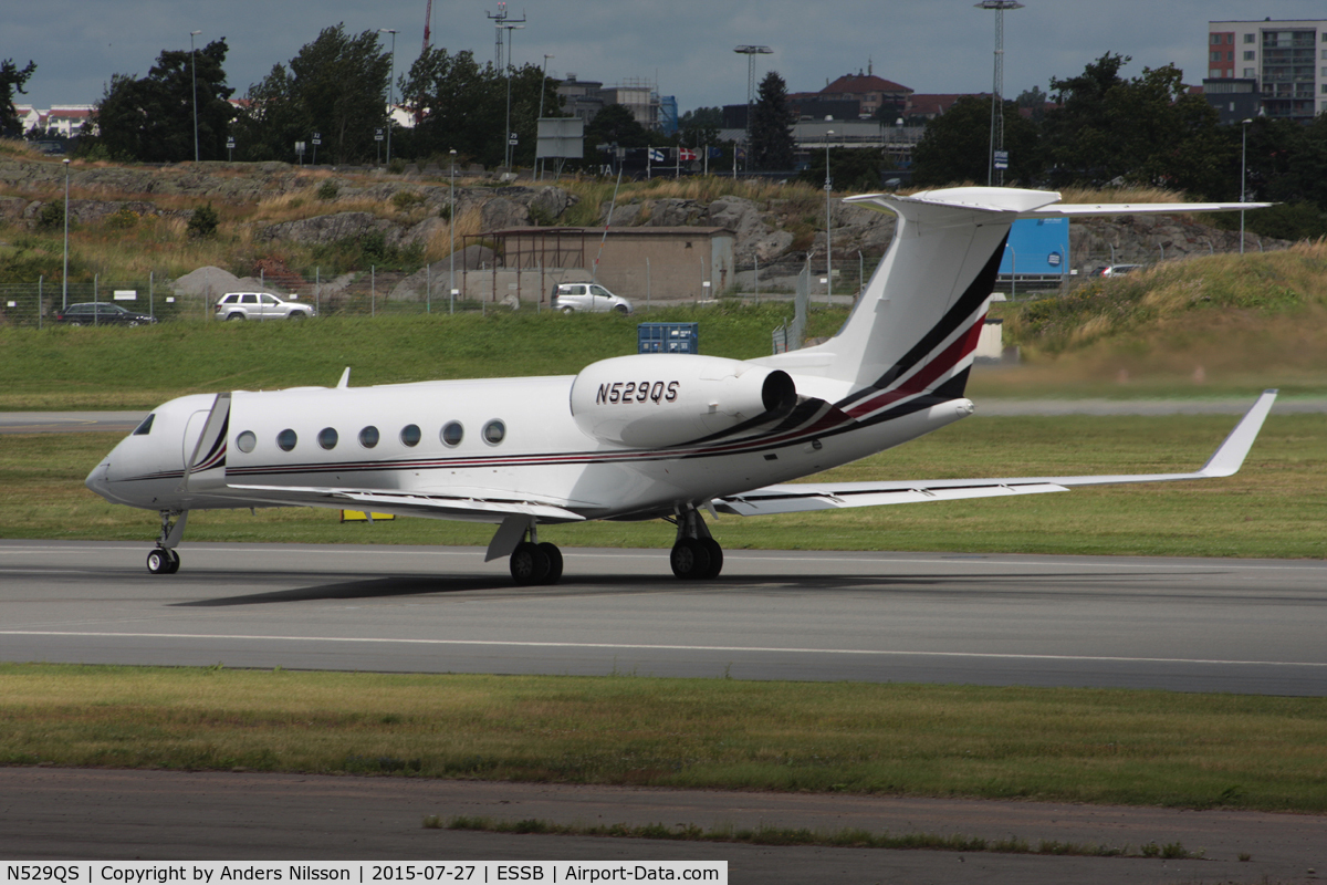 N529QS, 2007 Gulfstream Aerospace GV-SP (G550) C/N 5156, Departing runway 30.