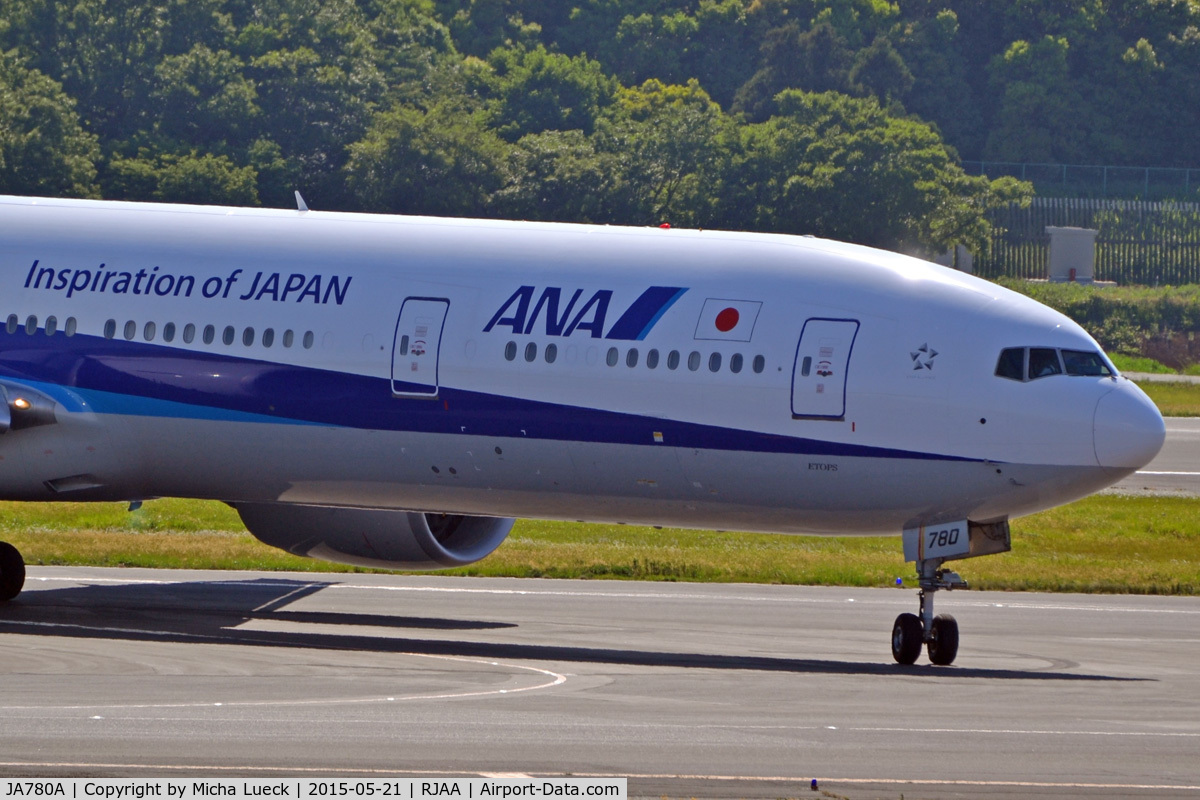 JA780A, 2007 Boeing 777-381/ER C/N 34895, Sharp turn for the nose gear