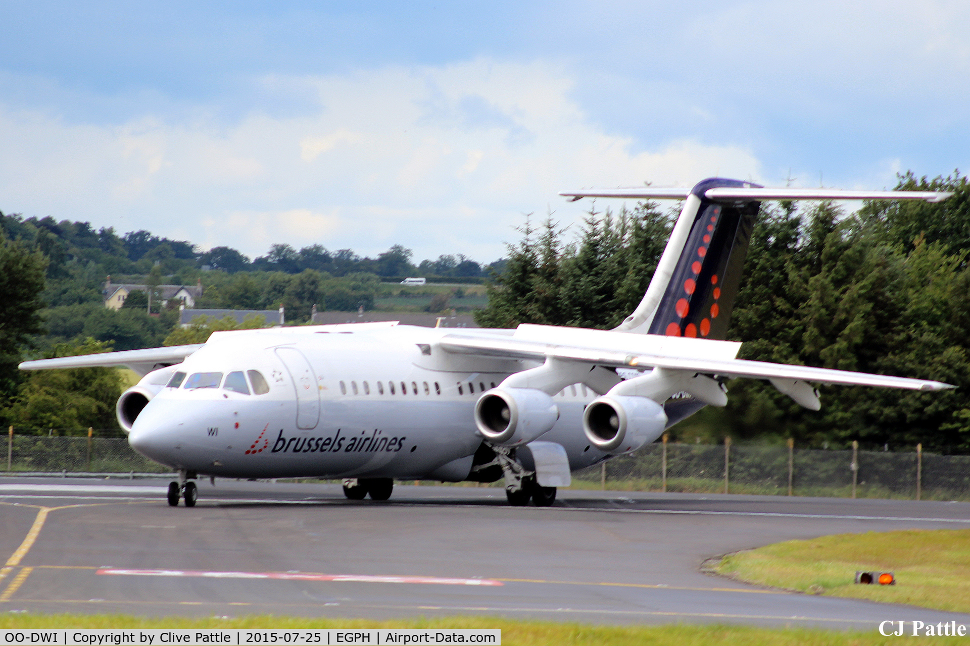 OO-DWI, 1999 British Aerospace Avro 146-RJ100 C/N E3342, Negotiating taxiway Bravo at Edinburgh EGPH after arrival from EBBR
