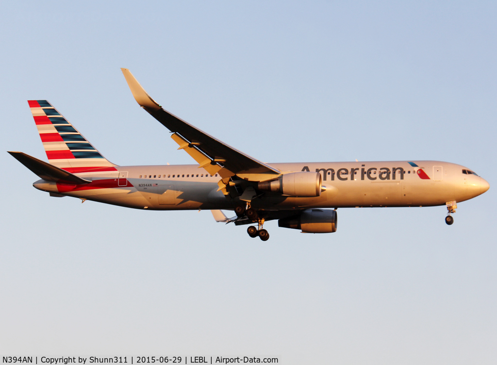 N394AN, 1998 Boeing 767-323/ER C/N 29431, Landing rwy 02 in new c/s