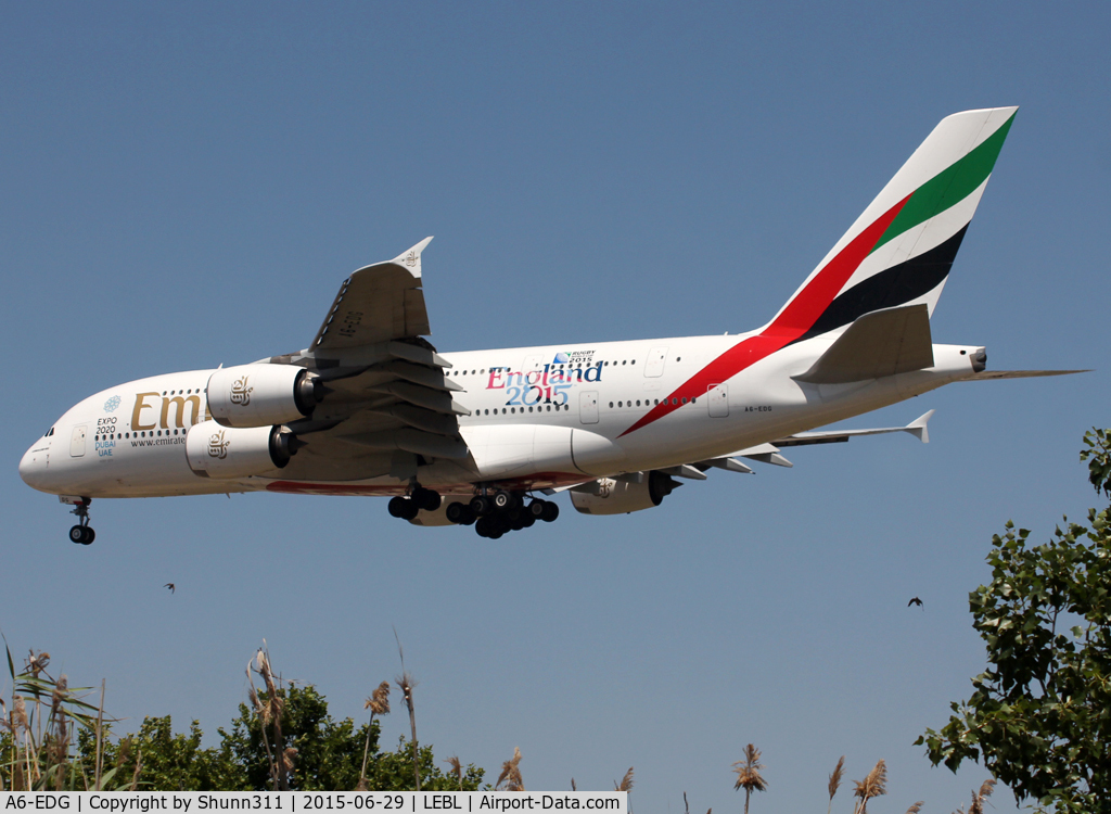 A6-EDG, 2009 Airbus A380-861 C/N 023, Landing rwy 25R with additional 'England 2015' titles