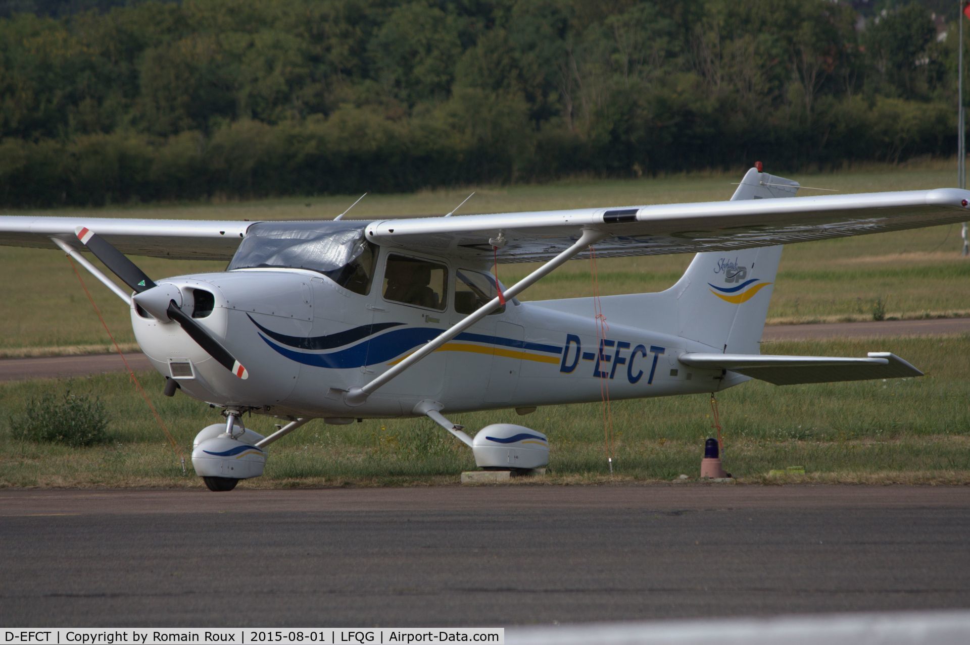 D-EFCT, 1999 Cessna 172S C/N 172S8186, Parked