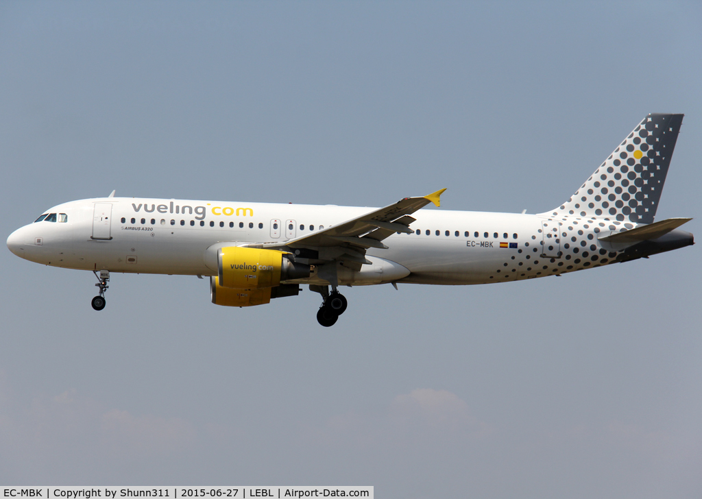 EC-MBK, 2006 Airbus A320-214 C/N 2658, Landing rwy 25R