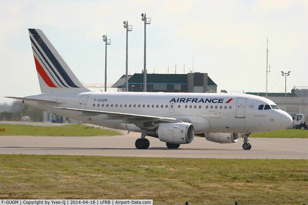 F-GUGM, 2006 Airbus A318-111 C/N 2750, Airbus A318-111, Taxiing to boarding area, Brest-Bretagne airport (LFRB-BES)