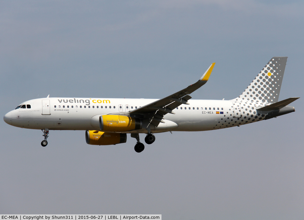 EC-MEA, 2014 Airbus A320-232 C/N 6400, Landing rwy 25R