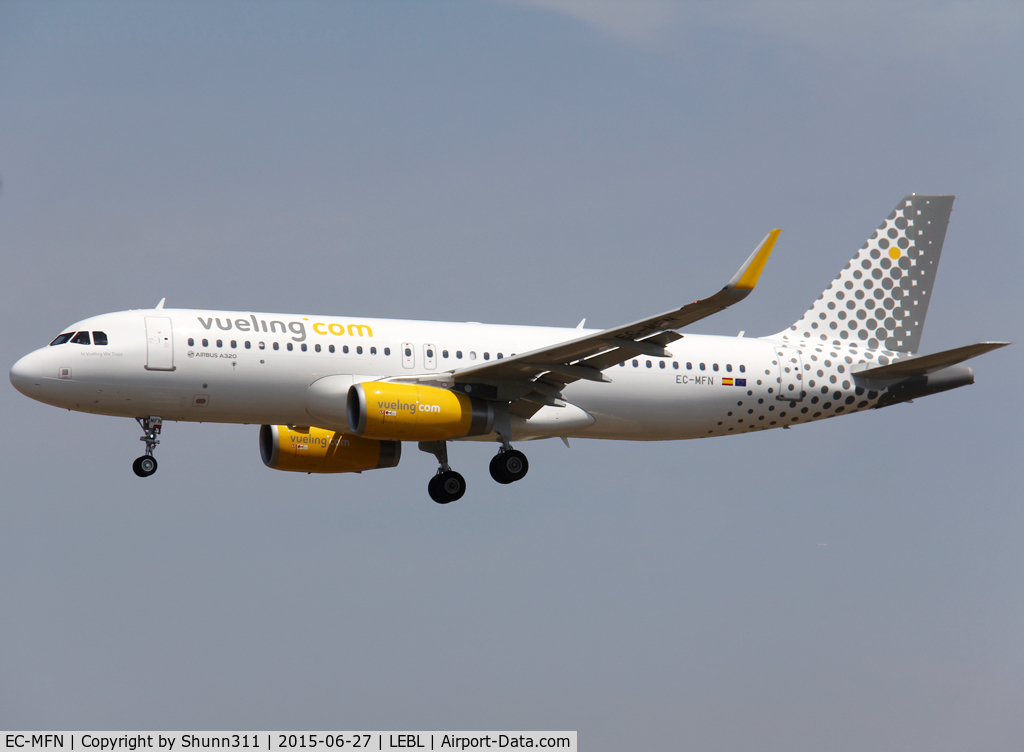 EC-MFN, 2015 Airbus A320-232 C/N 6594, Landing rwy 25R