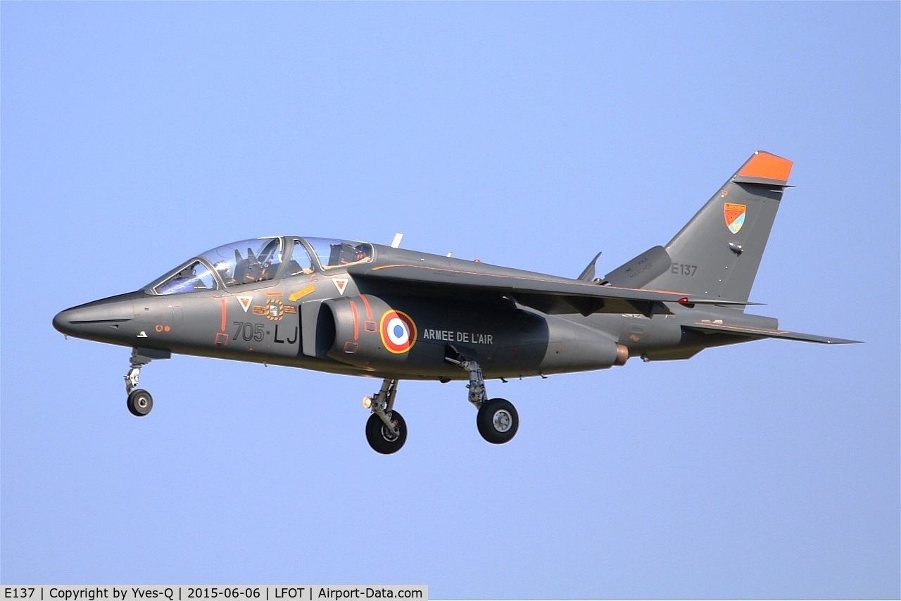 E137, Dassault-Dornier Alpha Jet E C/N E137, Dassault-Dornier Alpha Jet E (705-LJ), Short approach rwy 02, Tours Air Base 705 (LFOT-TUF) Air show 2015