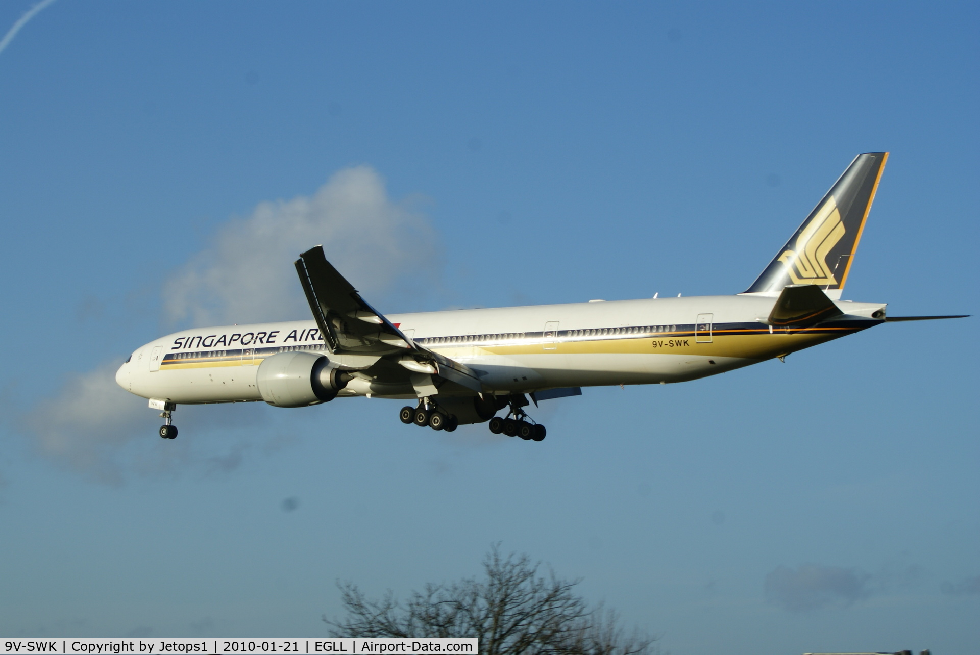 9V-SWK, 2007 Boeing 777-312/ER C/N 34576, 9V-SWK finals 27L