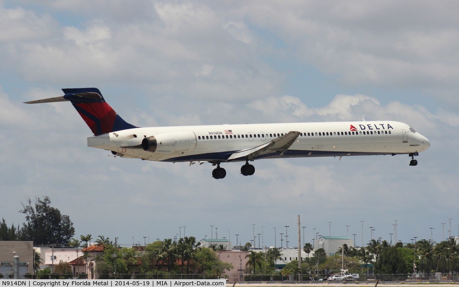 N914DN, 1996 McDonnell Douglas MD-90-30 C/N 53394, Delta