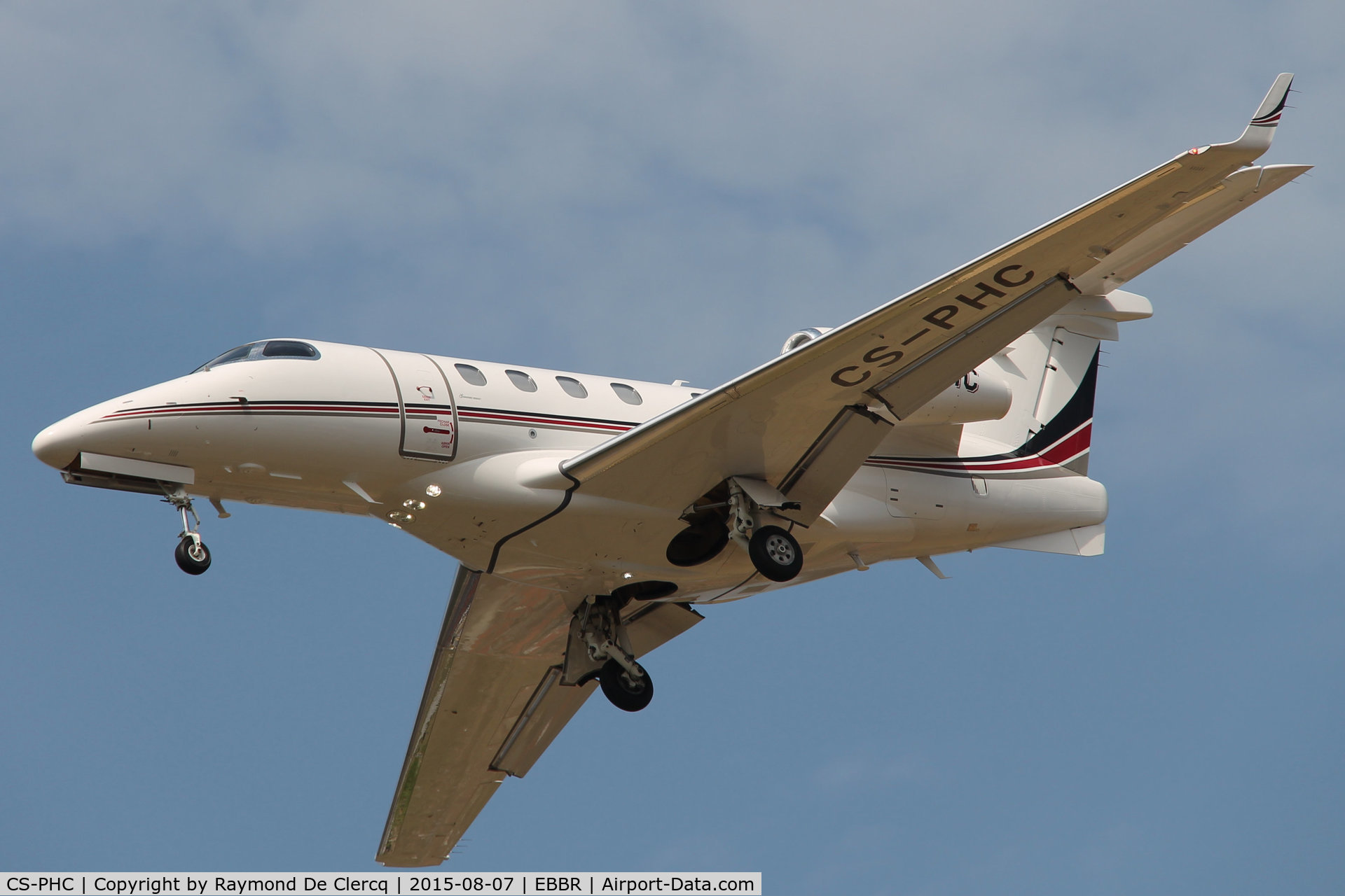 CS-PHC, 2014 Embraer EMB-505 Phenom 300 C/N 50500214, Landing at Brussels airport.