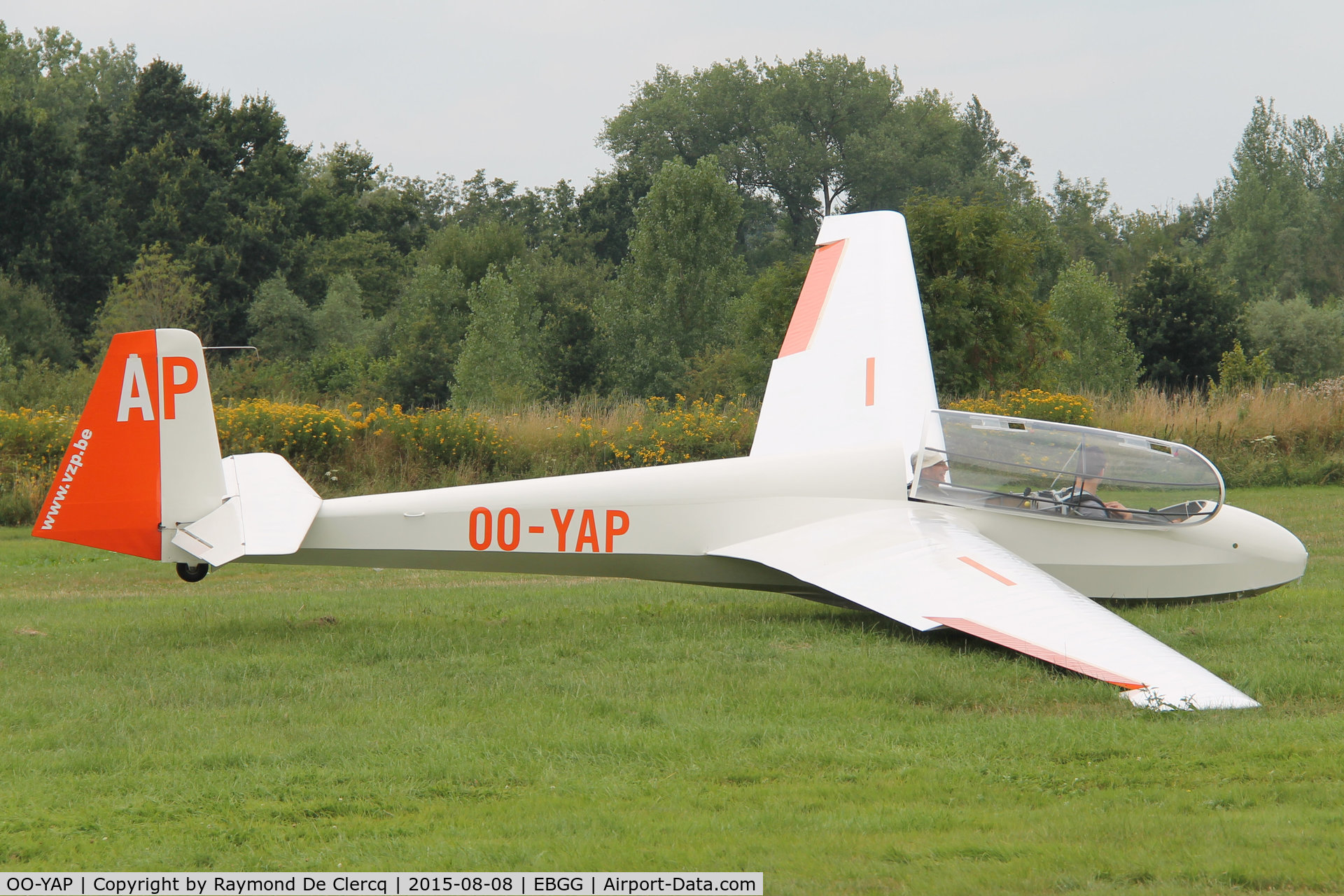 OO-YAP, Schleicher ASK-13 C/N 13474, Just landed at Overboelare.