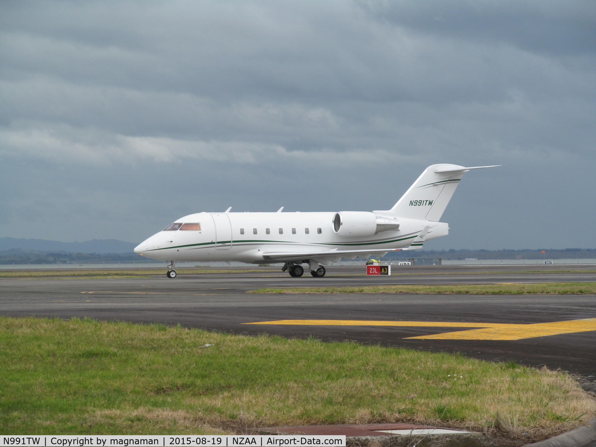 N991TW, 1997 Canadair Challenger 604 (CL-600-2B16) C/N 5333, taxying to stand