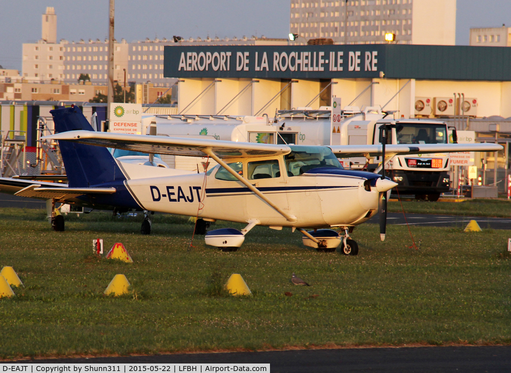 D-EAJT, 1982 Reims F172P C/N F172-02184, Parked on the grass...