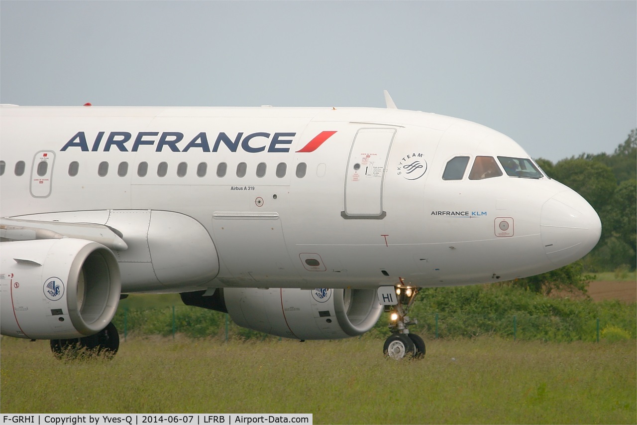 F-GRHI, 2000 Airbus A319-111 C/N 1169, Airbus A319-111, Taxiing to holding point rwy 25L, Brest-Bretagne Airport (LFRB-BES)