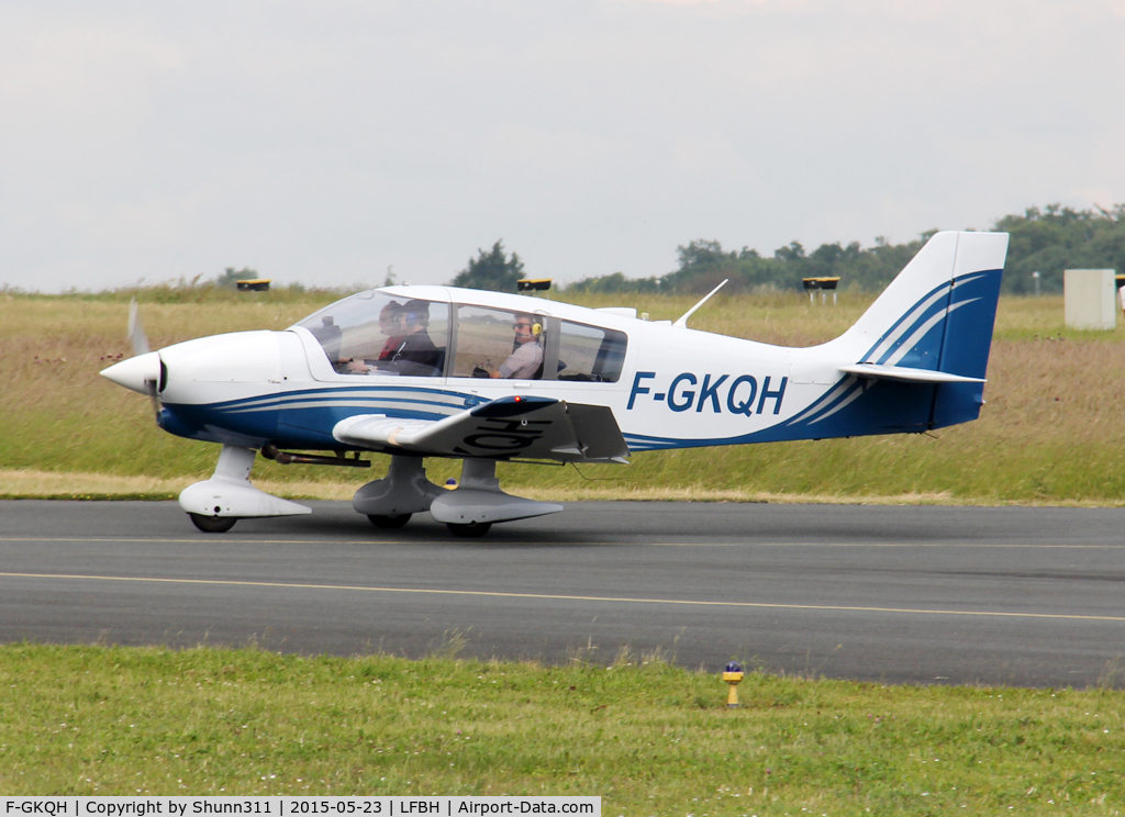 F-GKQH, Robin DR-400-140B Major C/N 2053, Taxiing for departure...