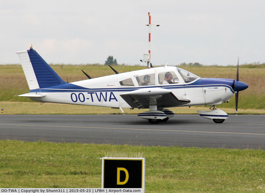 OO-TWA, Piper PA-28-180E Cherokee C/N 28-5608, Taxiing to the Southern Apron for parking...
