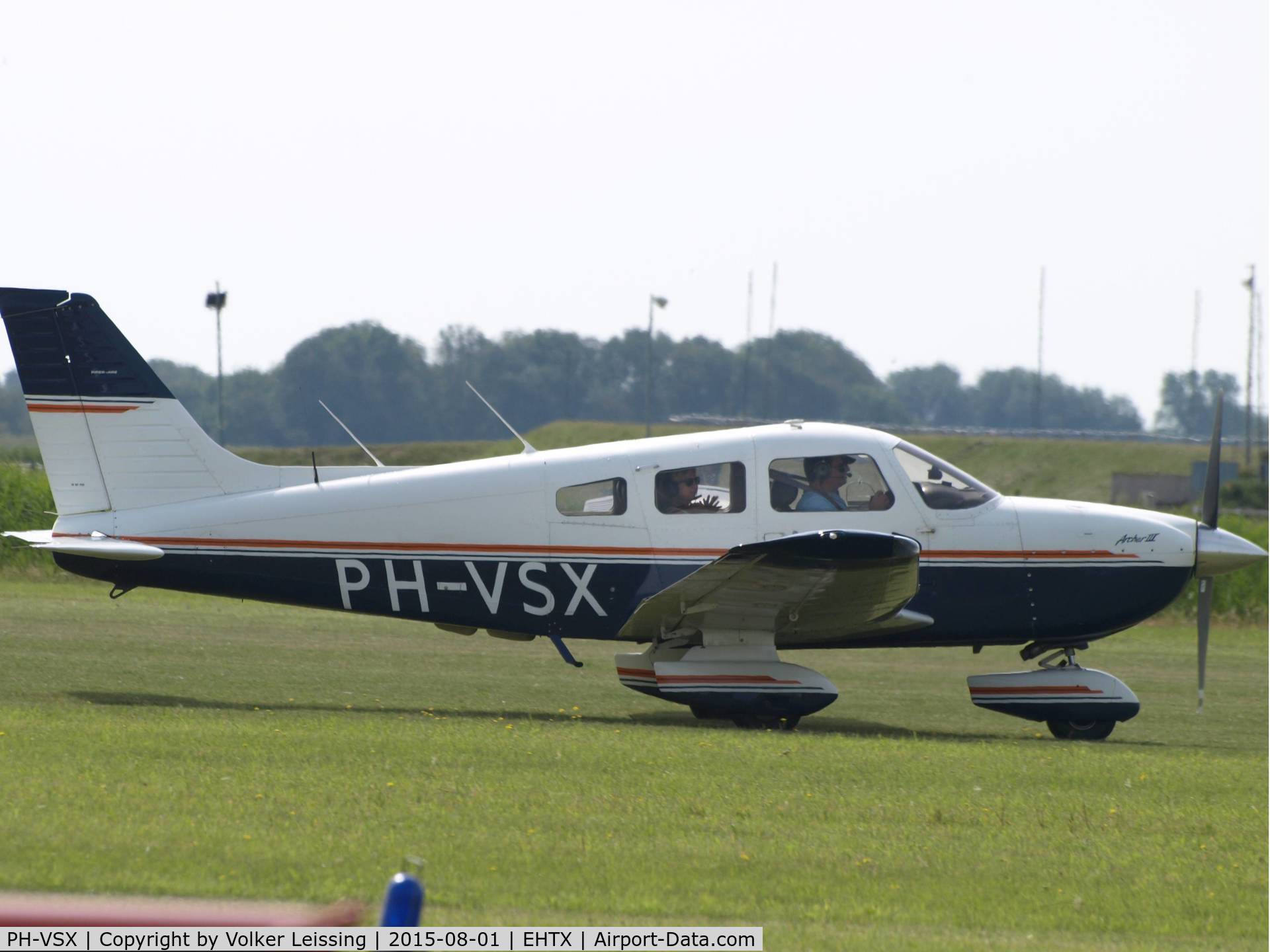 PH-VSX, 1995 Piper PA-28-181 Archer III C/N 2890231, landing