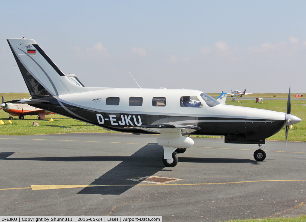 D-EJKU, 2001 Piper PA-46-350P Malibu Mirage C/N 4622125, Taxiing for departure...
