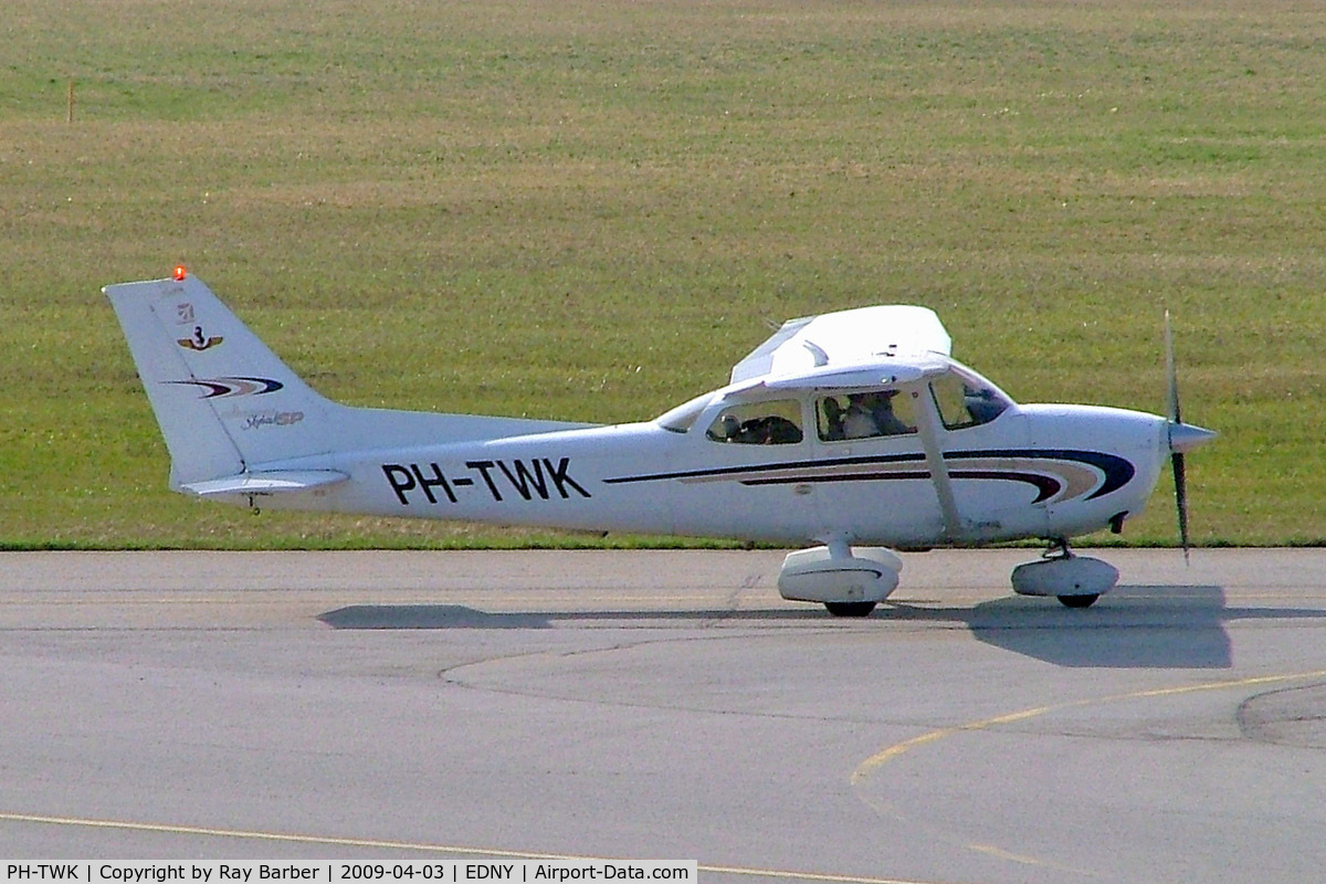 PH-TWK, 2000 Cessna 172S Skyhawk SP C/N 172S8533, Cessna 172S Skyhawk SP [172S-8533] Friedrichshafen~D 03/04/2009
