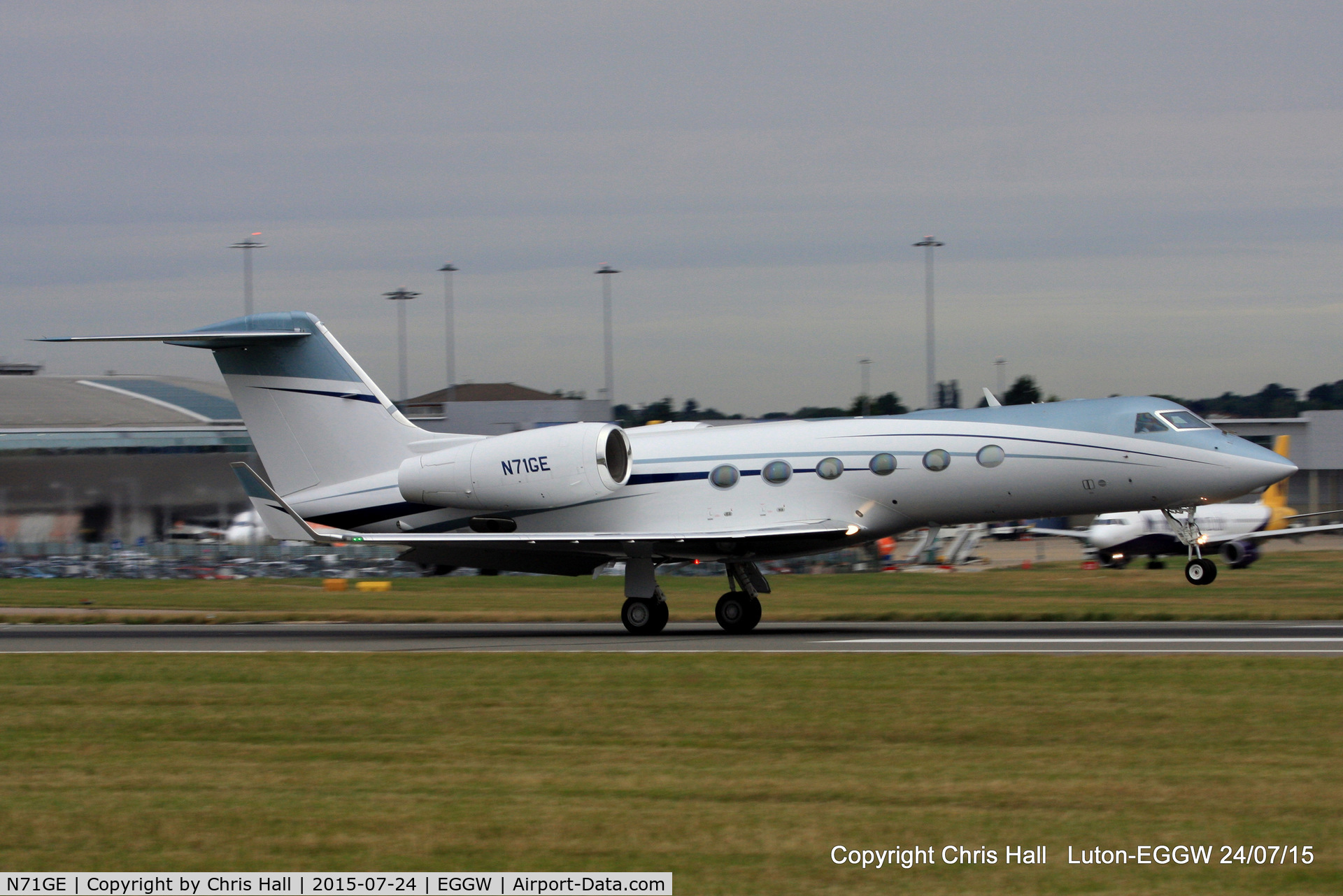 N71GE, 2014 Gulfstream Aerospace GIV-X (G450) C/N 4302, departing from Luton
