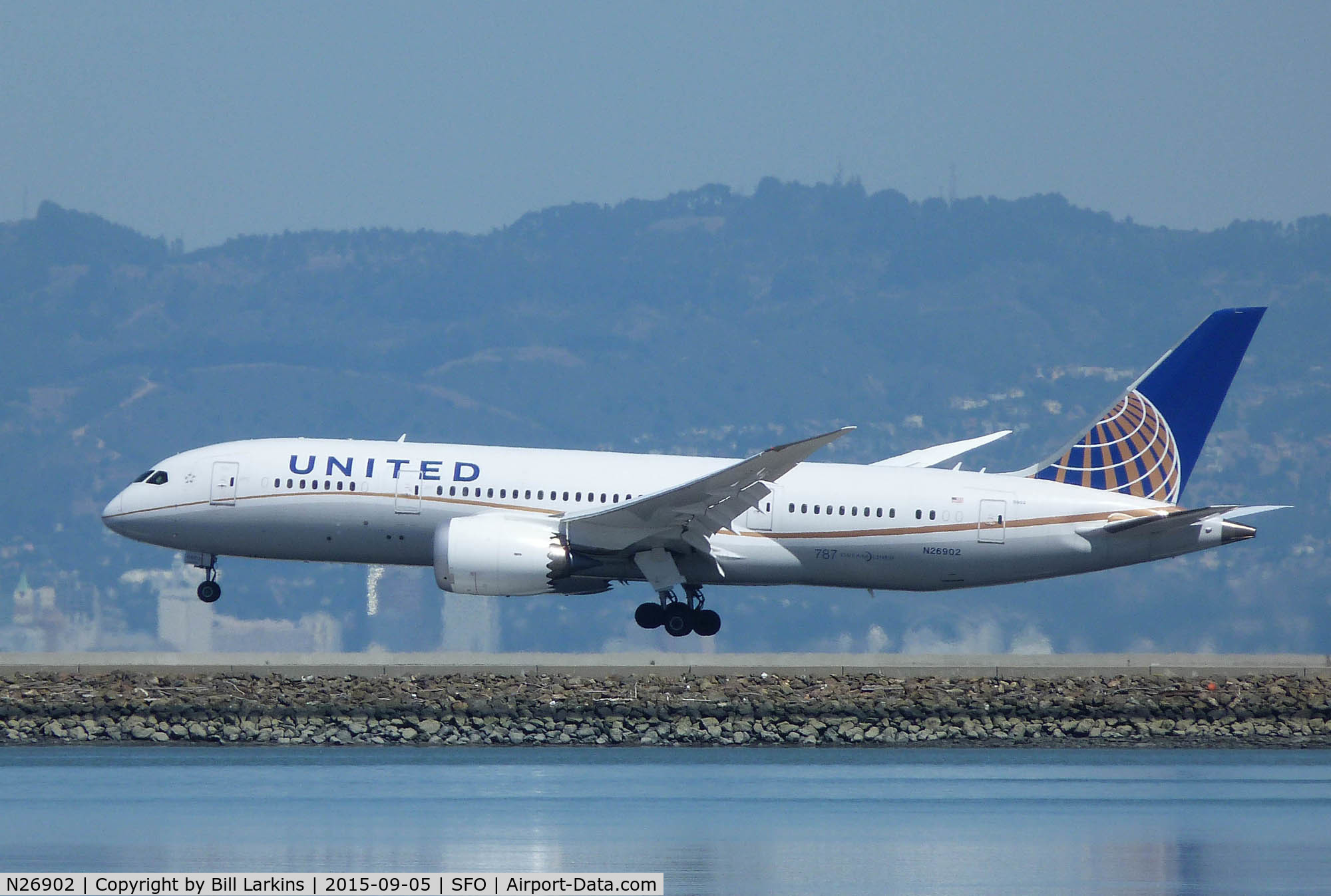 N26902, 2012 Boeing 787-8 Dreamliner C/N 34822, 787 landing at San Francisco.