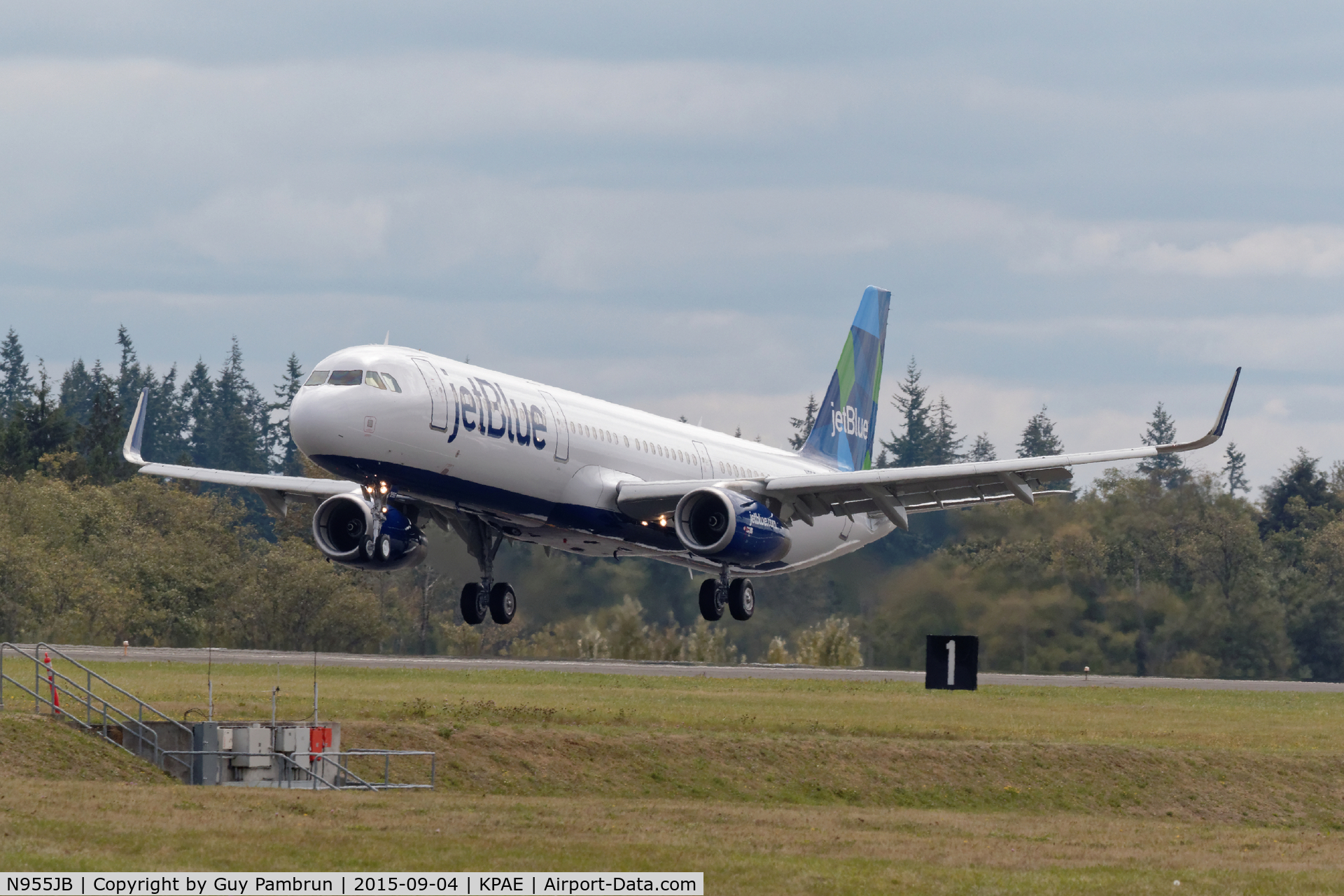 N955JB, 2015 Airbus A321-231 C/N 6757, Landing