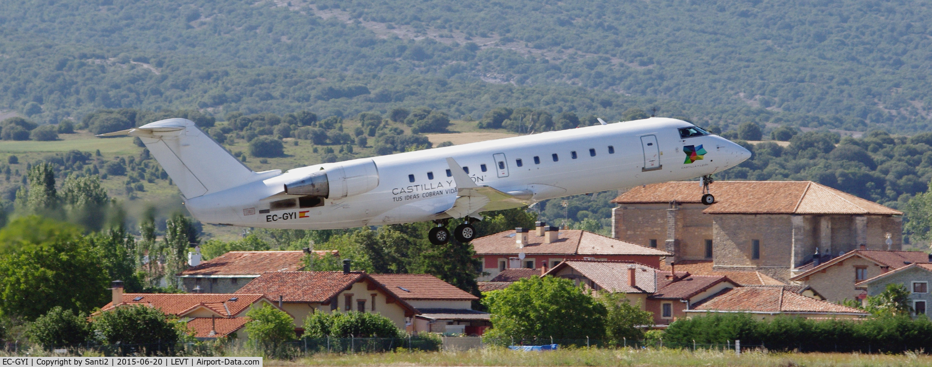 EC-GYI, 1998 Canadair CRJ-200ER (CL-600-2B19) C/N 7249, Taking off to Menorca (LEMH).