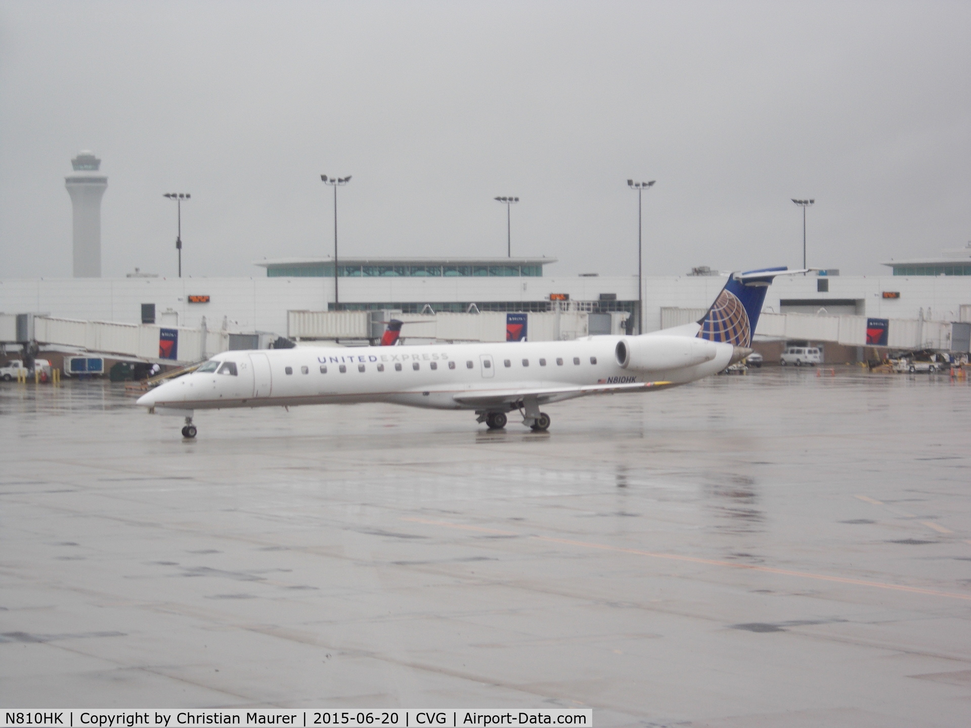 N810HK, 2000 Embraer ERJ-145LR (EMB-145LR) C/N 145231, ERJ-145LR Leaving for Washington Dulles