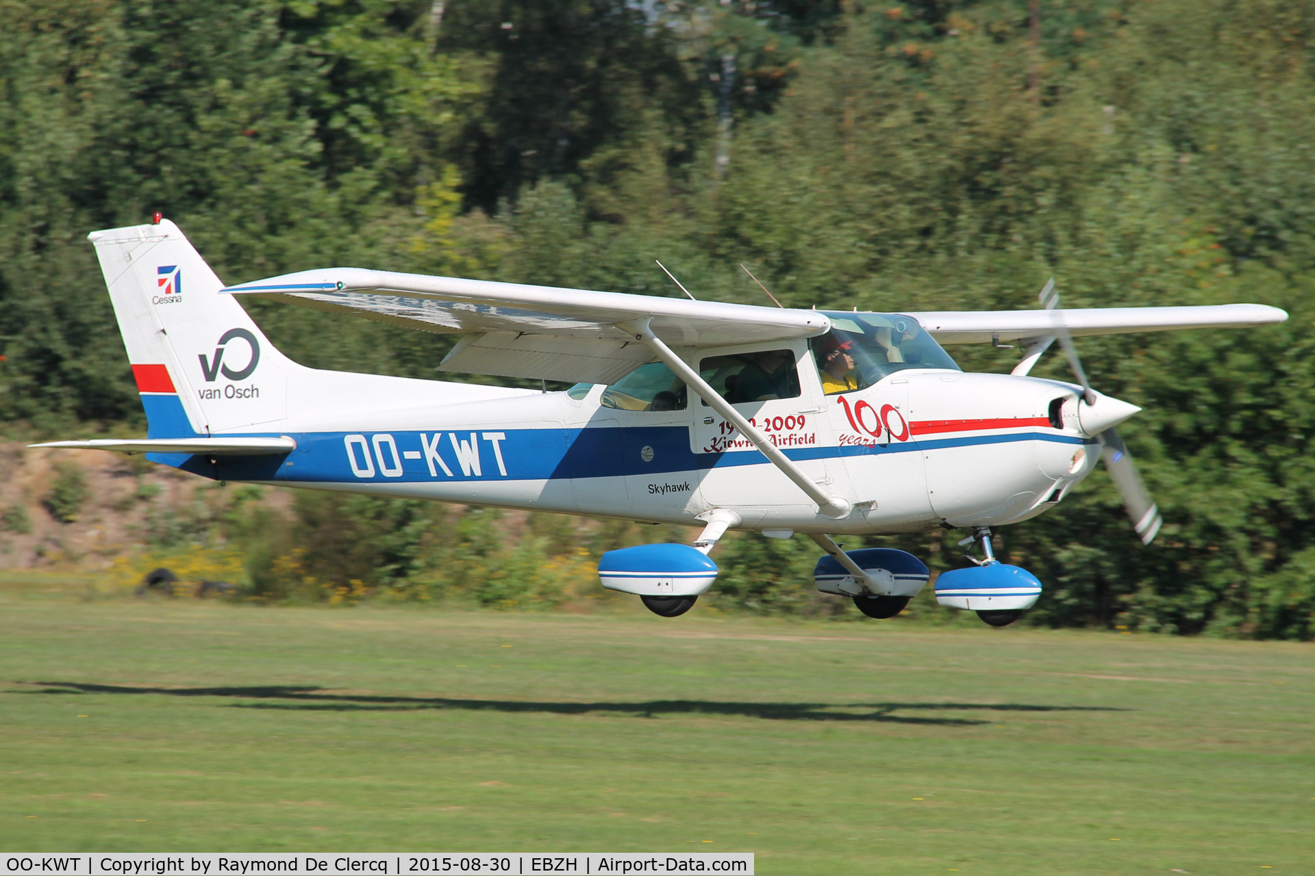 OO-KWT, Cessna 172N C/N 17268274, Landing at Kiewit/Hasselt.
