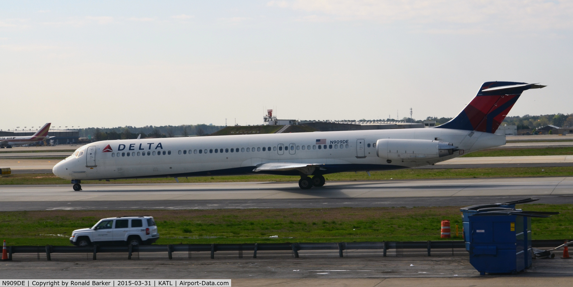 N909DE, 1992 McDonnell Douglas MD-88 C/N 53418, Taxi for takeoff Atlanta