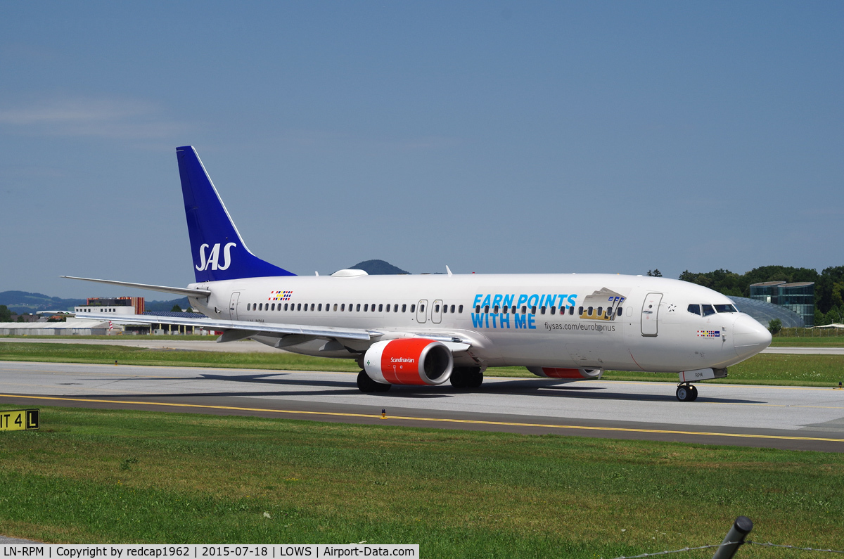 LN-RPM, 2000 Boeing 737-883 C/N 30195, taxiing to RWY 33 for T/O