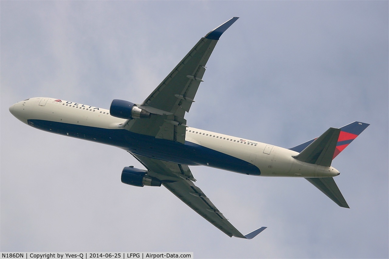 N186DN, 1995 Boeing 767-332 C/N 27962, Boeing 767-332, Take off Rwy 27L, Roissy Charles De Gaulle Airport (LFPG-CDG)