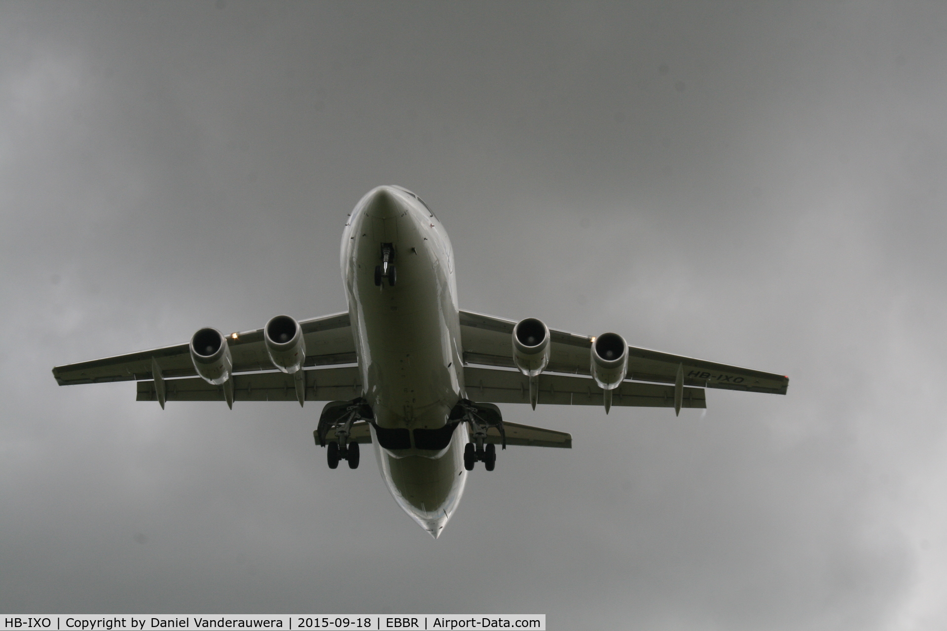 HB-IXO, 1996 British Aerospace Avro 146-RJ100 C/N E3284, Flight LX780 is descending to RWY25L