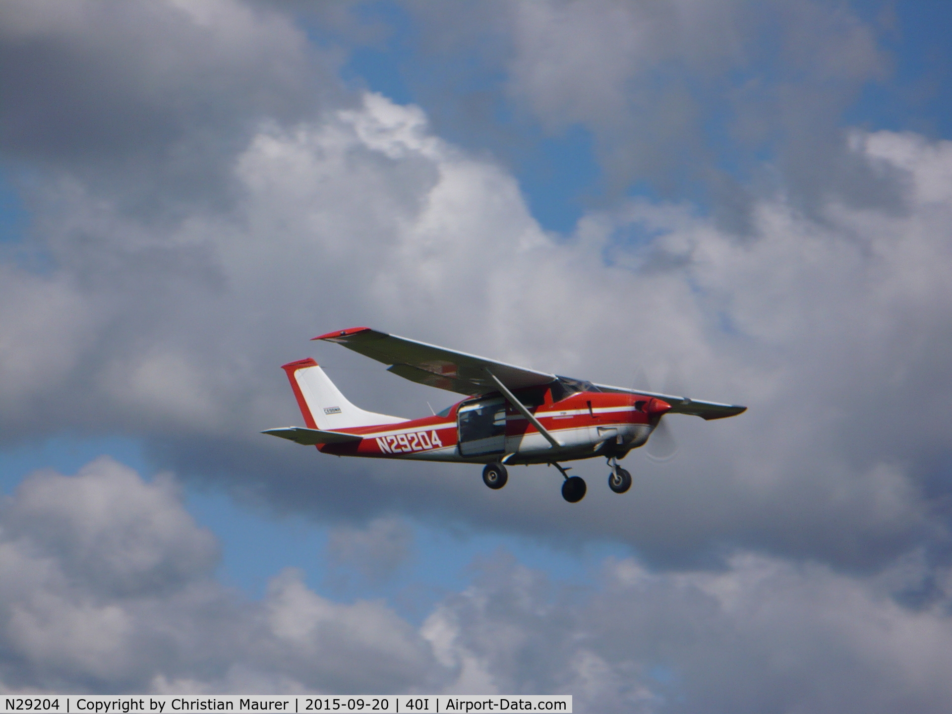 N29204, 1968 Cessna U206C Super Skywagon C/N U206-1162, Cessna 206 Taking a new load of sky divers