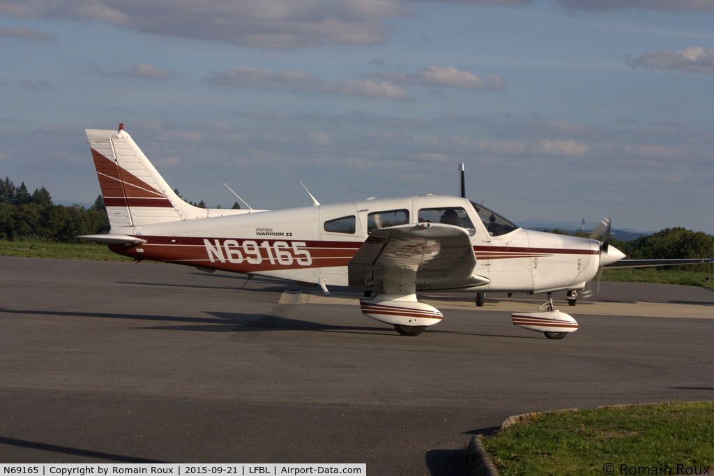 N69165, 1985 Piper PA-28-161 C/N 28-8516060, Taxiing