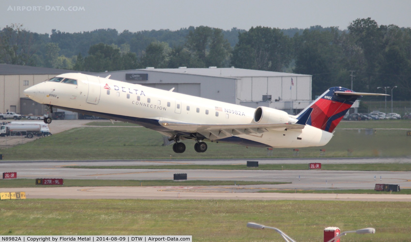 N8982A, 2004 Bombardier CRJ-200 (CL-600-2B19) C/N 7982, Delta Connection