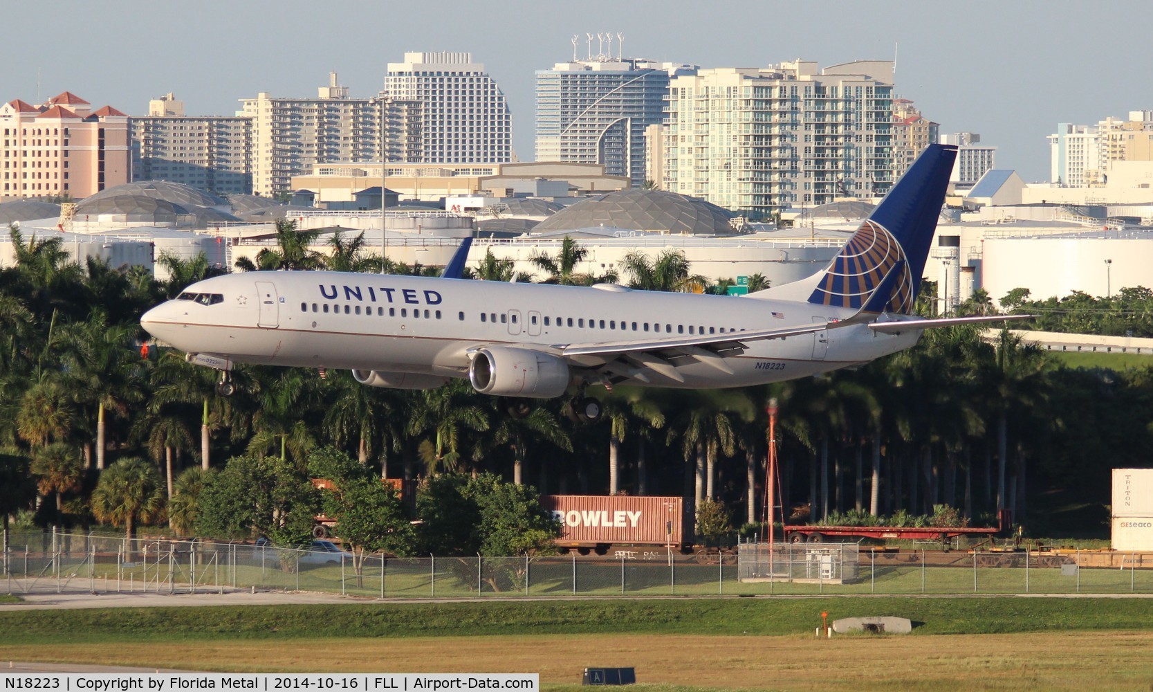 N18223, 1998 Boeing 737-824 C/N 28932, United